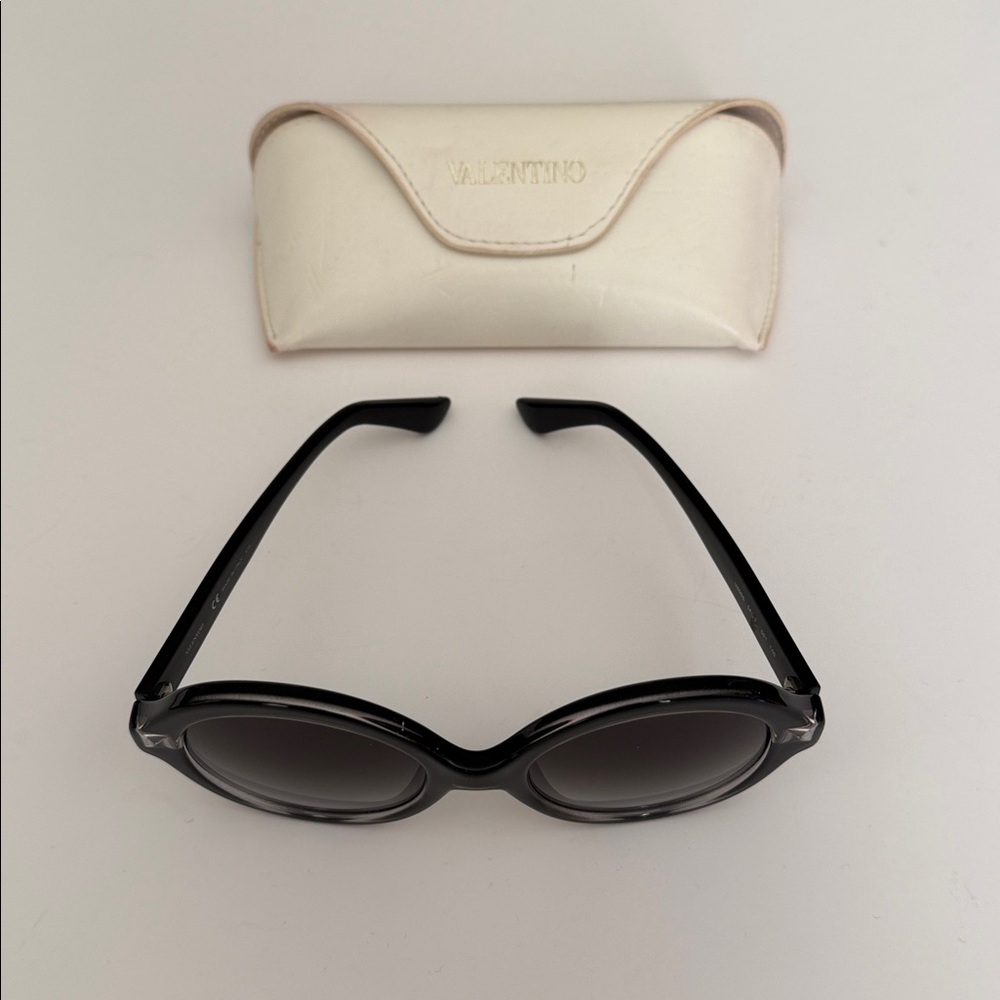Valentino | V696S Circle Sunglasses - Picture 4 of 6